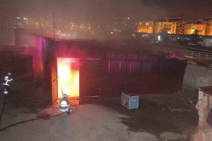 hatayda-depo-alevlere-teslim-oldu