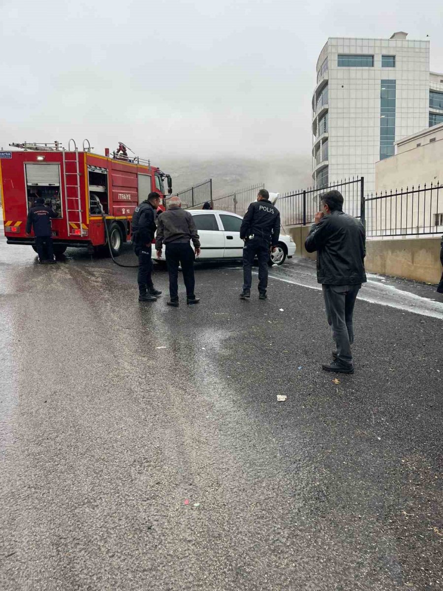 kahramanmarasta-park-halindeki-otomobil-alev-aldi