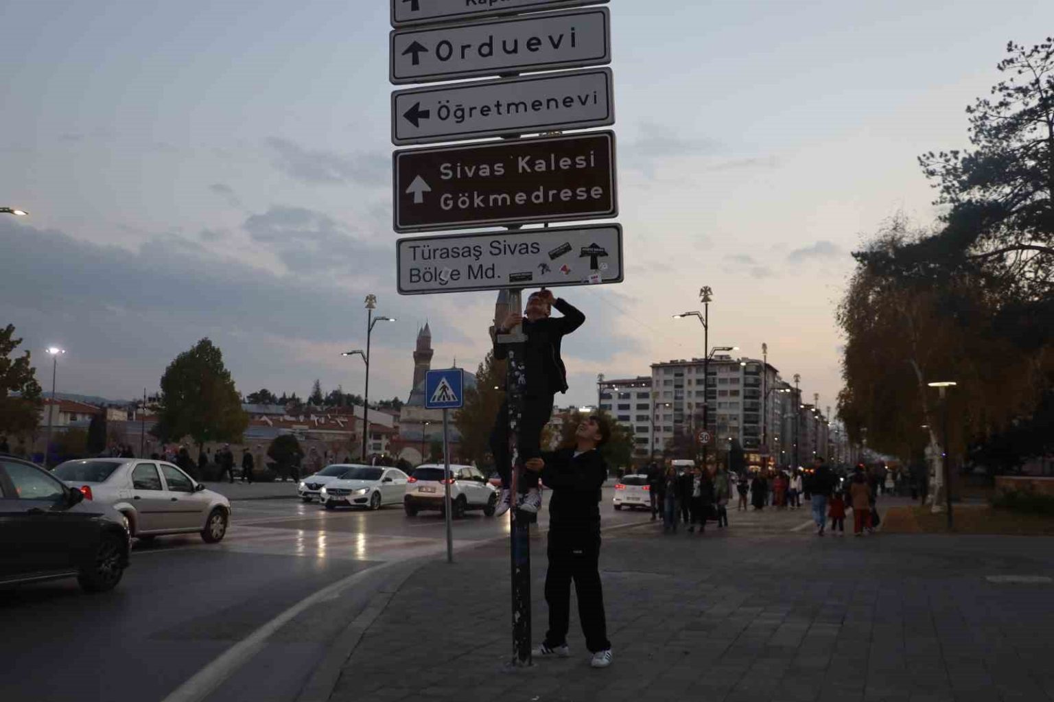 kizilayda-baslayan-akim-sivasa-sicradi