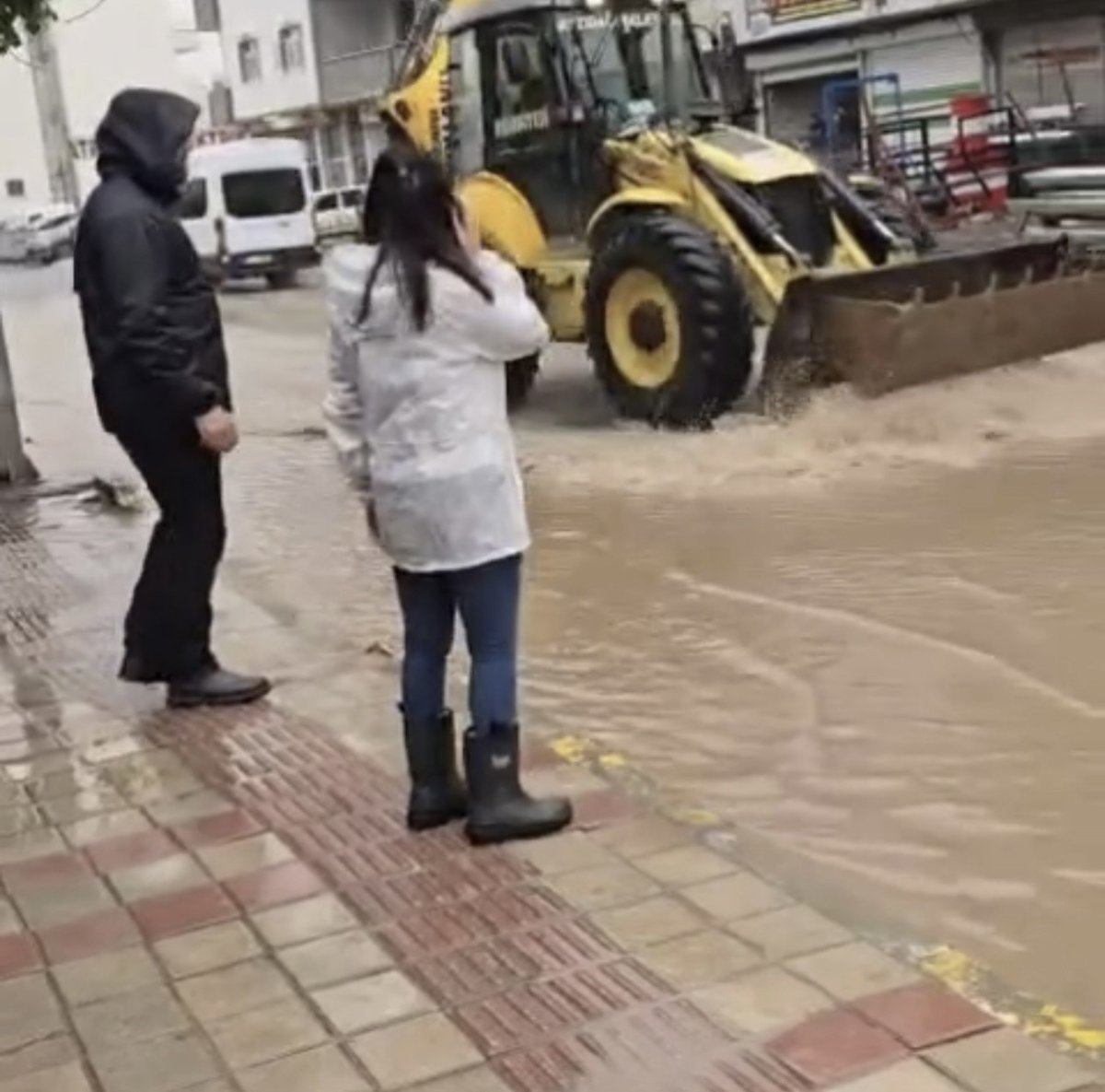 mazidaginda-saganak-nedeni-ile-yollar-gole-dondu