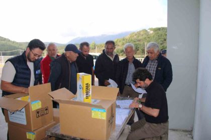 organik-tarima-mavi-ve-sari-yapiskan-tuzak-destegi