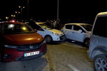 refuje-carpan-arac-zincirleme-kazaya-sebep-oldu-1-yarali