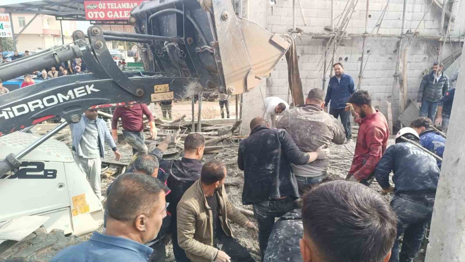 sanliurfada-2-katli-insaatta-gocuk-5-isci-altinda-kaldi