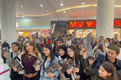 selin-solaris-ve-isil-lima-mardian-mallda-okurlariyla-bulustu