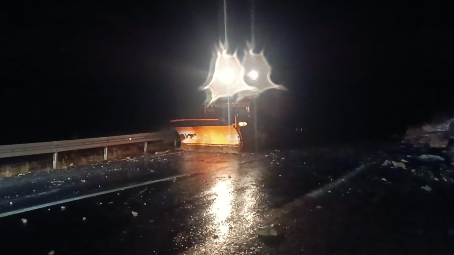 sirnakta-dagdan-kopan-kaya-parcalari-yolu-trafige-kapatti