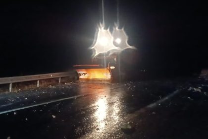 sirnakta-dagdan-kopan-kaya-parcalari-yolu-trafige-kapatti