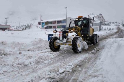 sivasta-yogun-kar-nedeniyle-46-yerlesim-yerine-arac-ulasimi-saglanamiyor