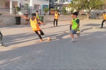 sokak-arasinda-tas-kaleyle-transfer-duyurusu-gulumsetti