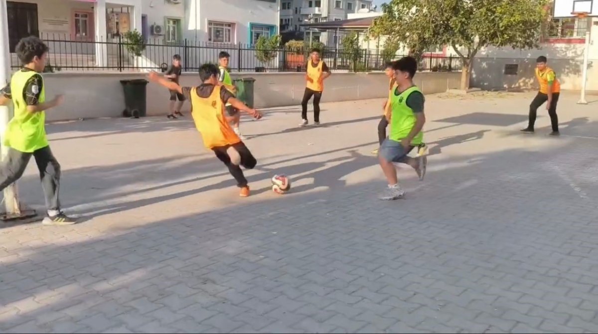 sokak-arasinda-tas-kaleyle-transfer-duyurusu-gulumsetti