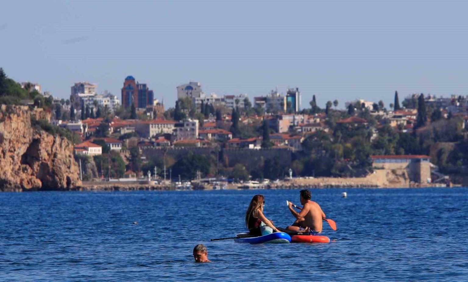 turkiyede-karla-mucadele-baslarken-antalyada-deniz-mevsimi-devam-ediyor