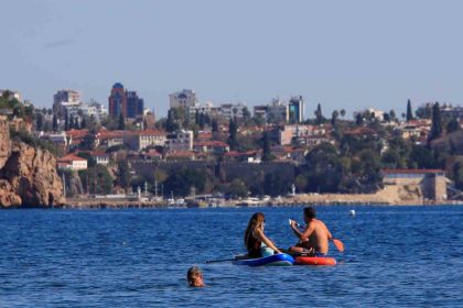 turkiyede-karla-mucadele-baslarken-antalyada-deniz-mevsimi-devam-ediyor