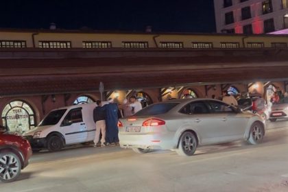 yolunda-ilerleyen-araca-carpip-surucusunun-uzerine-yuruduler