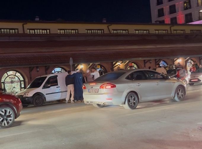 yolunda-ilerleyen-araca-carpip-surucusunun-uzerine-yuruduler