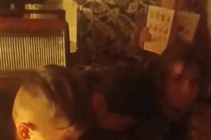 yuksekovada-elektrik-cilesi-ogrenciler-luks-lambasi-isiginda-ders-calisiyor