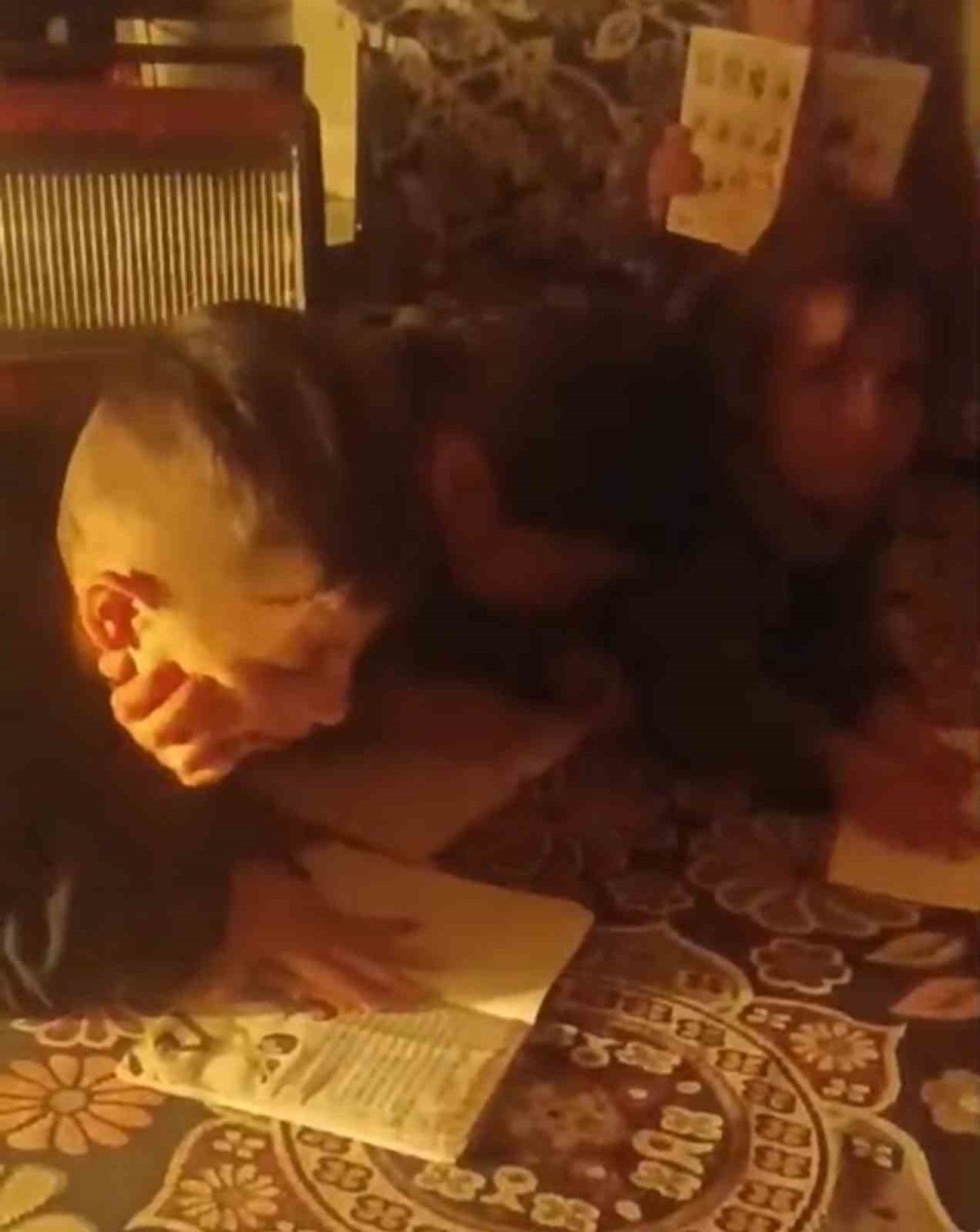 yuksekovada-elektrik-cilesi-ogrenciler-luks-lambasi-isiginda-ders-calisiyor