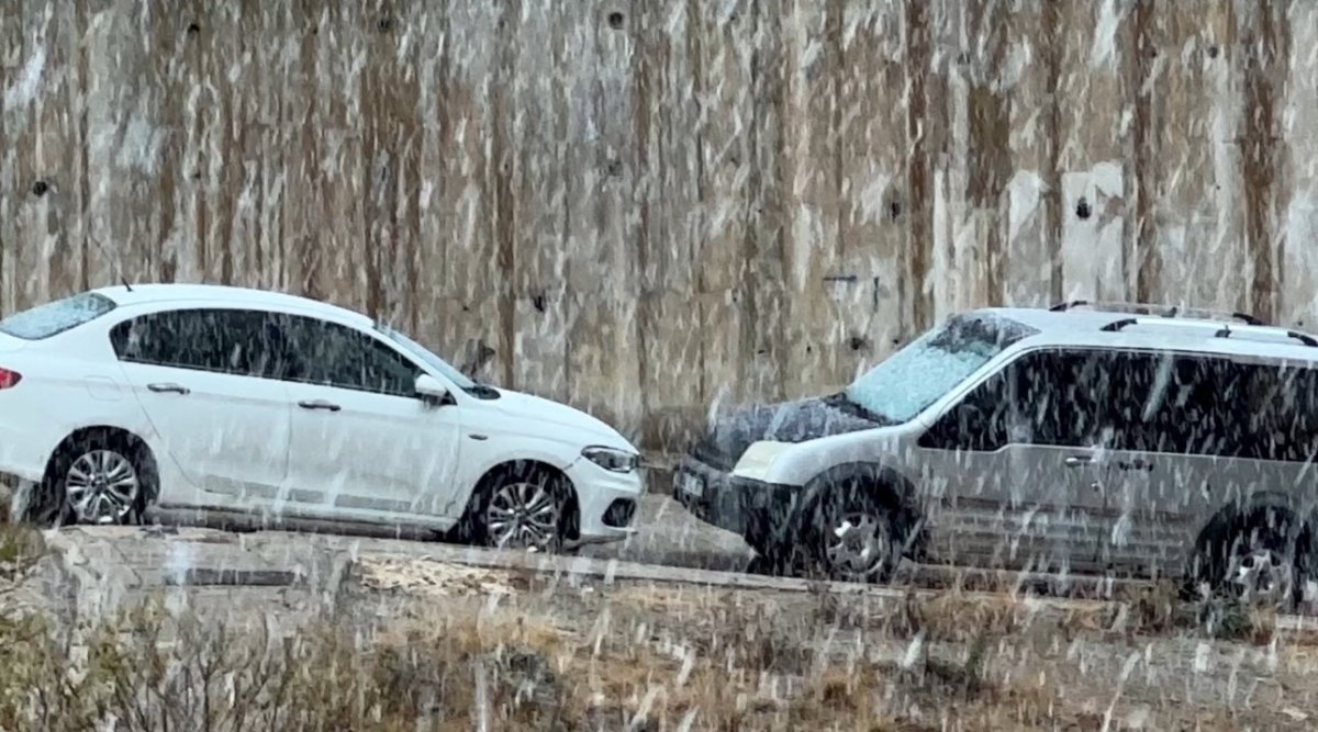 yuksekovada-yogun-kar-yagisi-sinirda-bulunan-cobanpinar-koyunun-yolu-karla-kaplandi